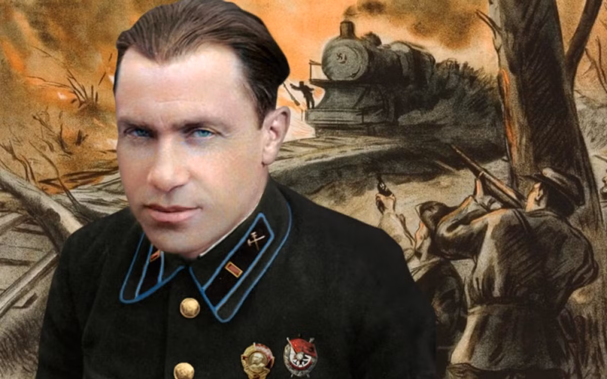 Ilya Starinov là một người lính Liên Xô nổi tiếng trong Thế chiến 2. Ông khiến trùm phát xít Hitler "tức điên". Thậm chí, nhà độc tài Đức quốc xã còn treo thưởng 200.000 Reichsmark cho người nào bắt được hay giết được Starinov.
