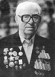 Nhờ những đóng góp to lớn trong cuộc chiến bảo vệ đất nước trước cuộc xâm lược của Đức quốc xã, ông Starinov được Liên Xô trao thưởng nhiều huân huy chương. Vào năm 2000, ông qua đời ở tuổi 100.