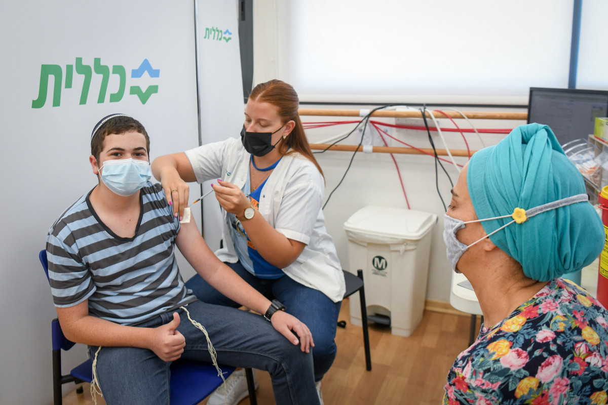 Theo Moderna, nếu vắc xin COVID-19 hiện hành và liều nhắc lại không đủ để chống lại biến chủng Omicron thì giải pháp khả thi là tiêm nhắc lại với liều lượng lớn hơn. Moderna đang thử nghiệm khả năng này cũng như đánh giá 2 ứng viên liều nhắc lại để xem có cung cấp khả năng bảo vệ tốt hơn khỏi Omicron hay không. Thêm nữa, Moderna cũng đang tiến hành thử nghiệm liều vắc xin COVID-19 nhắc lại đặc biệt nhắm tới biến chủng Omicron.