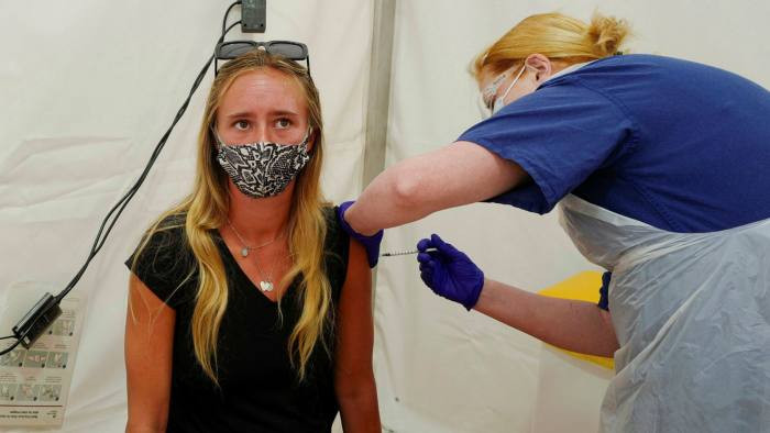 Tương tự Moderna, AstraZeneca thông báo đang tìm cách tìm hiểu tác động của Omicron với vắc xin COVID-19 của hãng này. Song song với đó, hãng cho biết đang thử nghiệm phương pháp điều trị bằng kháng thể AZD7442 để chống lại biến thể SARS-CoV-2 mới.