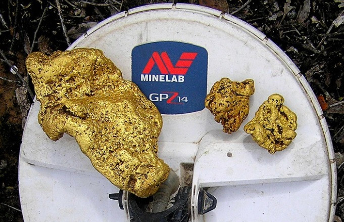 Sau khi đào vật lạ lên mặt đất, người đàn ông trên rửa sạch bụi đất và để lộ ra màu vàng óng. Thông qua các kiểm tra, ông vui mừng vì đào được một cục vàng khổng lồ trị giá 250.000 USD.