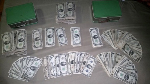 Khoảng 1 tuần sau, vợ chồng trên tìm thấy chiếc hộp thứ hai. Khi mở hộp ra xem, họ mừng rỡ vì bên trong toàn tờ 100 USD. Do tìm được số tiền lớn (khoảng 45.000 USD) nên họ tìm đến luật sư để xem có thể giữ chúng không.