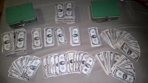 Khoảng 1 tuần sau, vợ chồng trên tìm thấy chiếc hộp thứ hai. Khi mở hộp ra xem, họ mừng rỡ vì bên trong toàn tờ 100 USD. Do tìm được số tiền lớn (khoảng 45.000 USD) nên họ tìm đến luật sư để xem có thể giữ chúng không.