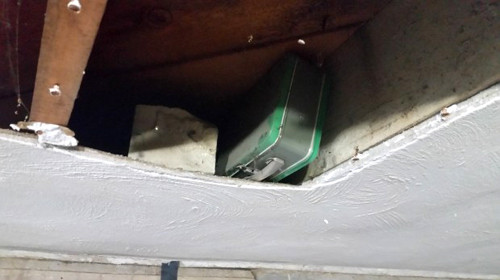 Bên trong chiếc hộp đầu tiên được tìm thấy có 3 chiếc bọc cũ kỹ. Khi mở bọc đầu tiên, họ thấy những tờ tiền mệnh giá 20 USD. Gói thứ hai được mở ra là những tờ tiền mệnh giá 50 USD. Gói cuối cùng thì gồm toàn những tờ 100 USD. Tổng số tiền trong chiếc hộp này lên đến hàng ngàn USD.