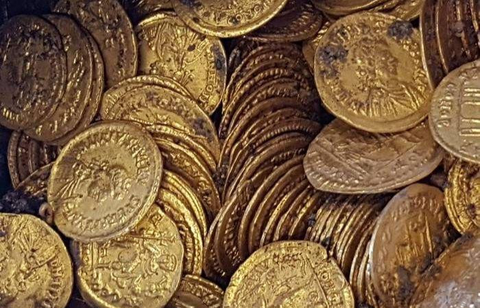 Số tiền bán những đồng xu cổ được khoảng 1,2 triệu USD và được chia cho chủ sở hữu dinh thự và 3 người thợ tìm thấy số vàng. Các chuyên gia suy đoán kho báu này có thể là của cải tích cóp của một thương nhân giàu có hoặc chủ đất.