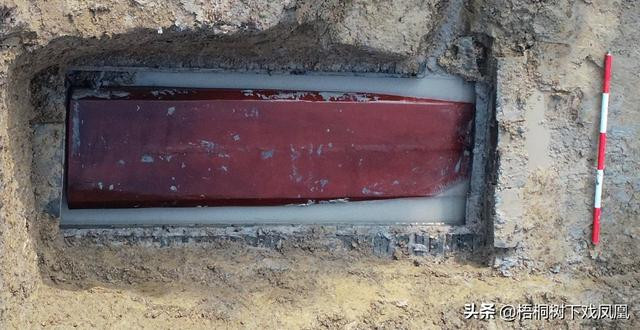 Cụ thể, các chuyên gia phát hiện 16 ngôi mộ tại địa điểm khảo cổ trên. Bên trong những mộ cổ này có nhiều đồ tùy táng giá trị. Điều khiến họ chú ý hơn là những cỗ quan tài.