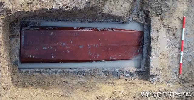 Cụ thể, các chuyên gia phát hiện 16 ngôi mộ tại địa điểm khảo cổ trên. Bên trong những mộ cổ này có nhiều đồ tùy táng giá trị. Điều khiến họ chú ý hơn là những cỗ quan tài.