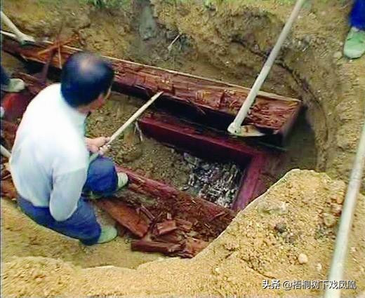 Nguyên do là bởi những cỗ quan tài được chôn cất rất đặc biệt. Lớp trên cùng là đất tam hoa. Lớp dưới gần quan tài được trát bằng bùn màu xanh lục. Trong khi lớp đất cuối cùng là đất nện vô cùng chắc chắn.