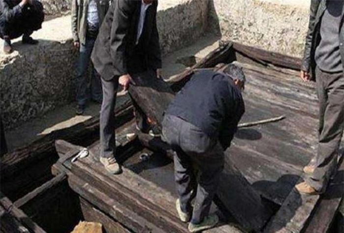 Lo lắng có thể chất lỏng này có thể đe dọa đến tính mạng nên nhóm khảo cổ nhanh chóng rời khỏi mộ cổ. Sau khi trang bị các thiết bị bảo hộ đầy đủ, họ trở lại chỗ quan tài và kiểm tra tỉ mỉ.