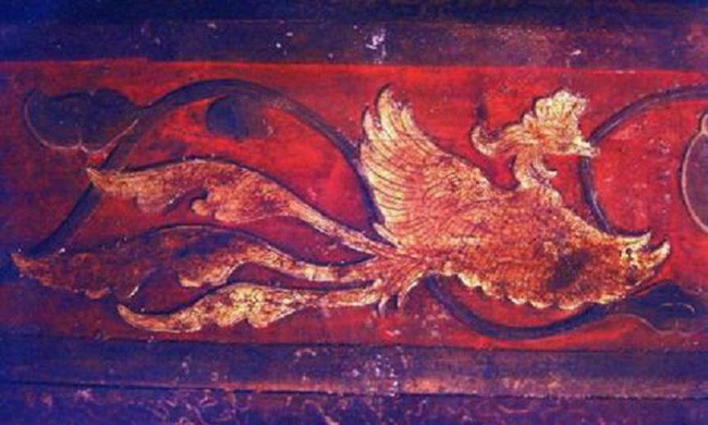 Mặt ngoài quan tài được chạm khắc nhiều họa tiết độc đáo, đặc biệt có hoa văn thiếp vàng. Các nhà nghiên cứu tìm thấy hình ảnh chim phượng hoàng được chạm khắc trên quan tài. Theo quan niệm của người xưa, chim phượng hoàng là loài vật cao quý tượng trưng cho địa vị của nữ giới trong hoàng tộc.