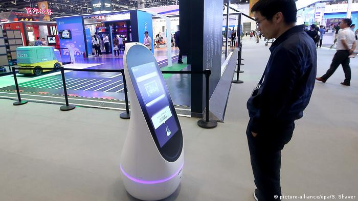 Theo ông Harari, các công ty công nghệ sử dụng AI để thu thập dữ liệu người dùng có thể biết được nơi mỗi người đã đến, gặp gỡ những ai hay đã xem những bộ phim nào. Theo đó, người dân không hề hay biết họ đang bị "giám sát".