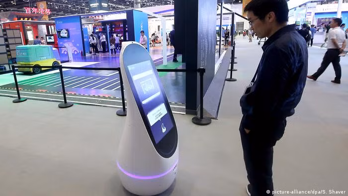 Theo ông Harari, các công ty công nghệ sử dụng AI để thu thập dữ liệu người dùng có thể biết được nơi mỗi người đã đến, gặp gỡ những ai hay đã xem những bộ phim nào. Theo đó, người dân không hề hay biết họ đang bị "giám sát".