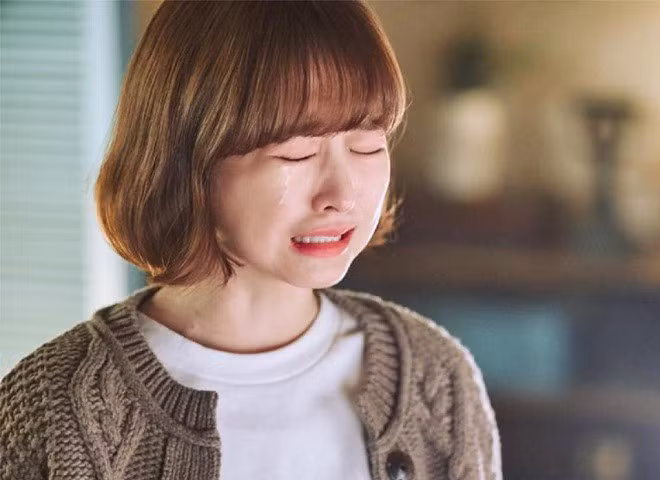 Ba noi nho dua di kham, me chong quang het do dac ra duong