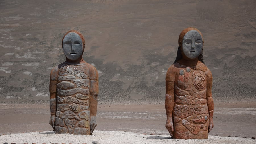 Thêm nữa, người Chinchorro sơn màu đỏ hoặc đen lên xác ướp. Sơn dùng để ướp xác được họ làm từ các chất màu như khoáng chất, thổ hoàng, mangan và oxit sắt.