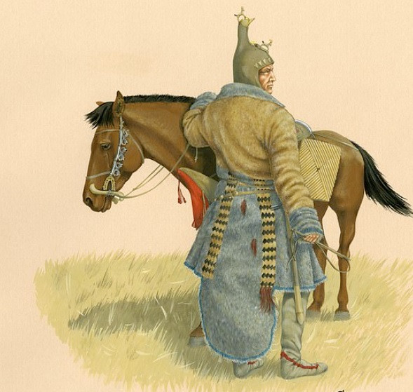 Trong kho báu này, các chuyên gia dành nhiều sự chú ý đến một chiếc đĩa bạc được chế tác tinh xảo có kích thước 35,6 cm x 7,6 cm.