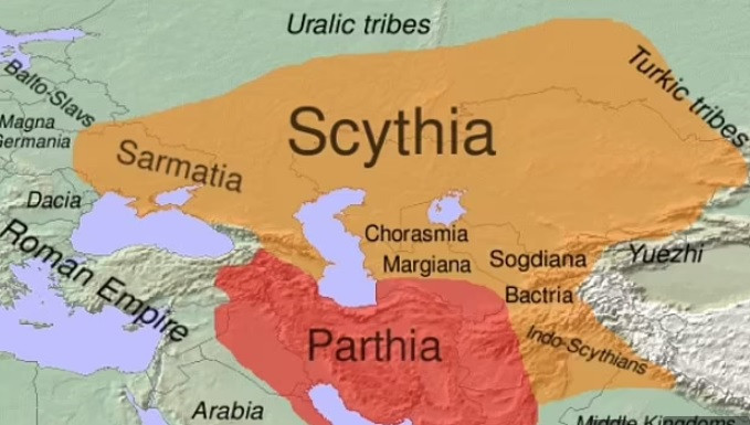 Tại ngôi mộ này, các chuyên gia cũng tìm thấy một mũi tên, 3 mũi lao, dây nịt ngựa, 6 đĩa đồng khắc hình sói, xương hàm cắt từ một con gấu non, một chiếc cốc đúc, một số bình gốm trang men đen...