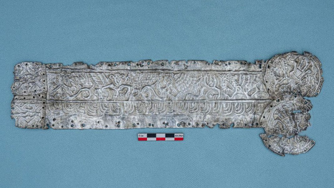 Các chuyên gia cho hay ngôi mộ cổ có chứa một bộ hài cốt nam giới khoảng 40 tuổi. Người này được chôn cất cùng với kho báu khổng lồ và hiếm có.