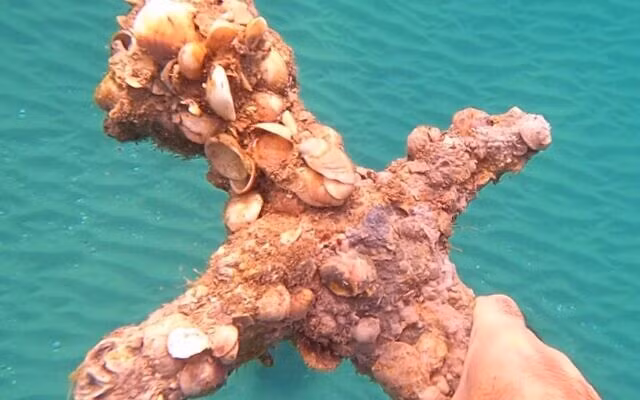 Theo các chuyên gia, thợ lặn Katzin tìm thấy nhiều cổ vật như vậy là do cát ở dưới đáy biển dịch chuyển vì các cơn bão nên làm lộ ra những báu vật quý giá.