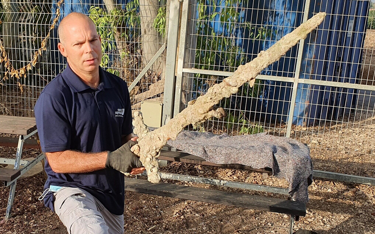 Theo đó, các chuyên gia tiến hành phục hồi dáng vẻ ban đầu cho thanh kiếm cũng như thực hiện một số kiểm tra nhằm giải mã các bí ẩn về nó.