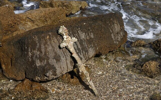 Các cuộc Thập tự chinh là các cuộc chiến giữa những người theo đạo Thiên chúa và người Hồi giáo diễn ra từ năm 1096 và kéo dài hàng thế kỷ. Trong khoảng thời gian đó, hai bên đều muốn giành được các thánh địa ở Trung Đông.