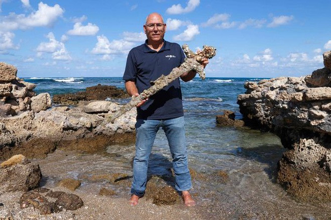 Khi đi lặn ở ngoài khơi bờ biển Carmel, Israel, thợ lặn nghiệp dư Shlomi Katzin có một khám phá bất ngờ là tìm thấy một thanh kiếm 900 tuổi.