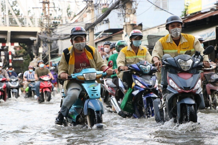 Xe chết máy hàng loạt khi người dân cố gắng băng qua đoạn đường ngập.