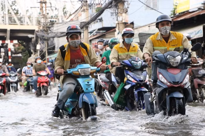 Xe chết máy hàng loạt khi người dân cố gắng băng qua đoạn đường ngập.