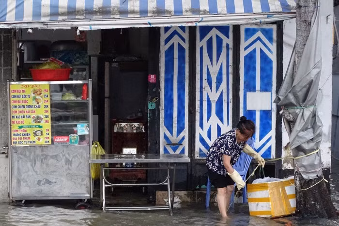 Bà Nguyễn Thị Phấn (người dân trên đường Trần Xuân Soạn) phải nghỉ bán vì nước vào nhà, đến mắt cá chân. Mỗi khi xe ôtô đi qua tạo thành sóng nước khiến đồ đạc trong nhà trôi theo sóng ra đường. “Mình phải ngồi canh, chứ nhiều lần mất xoong nồi vì nước cuốn đi. Người nhà phải lấy dây cột bàn ghế vào cột để không bị mất”, bà Phấn nói.