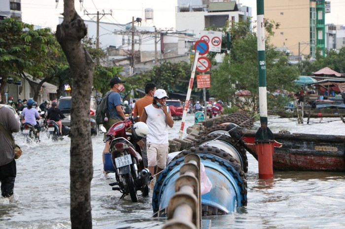 Người dân câu cá thư giãn tại đoạn nước ngập lênh láng.