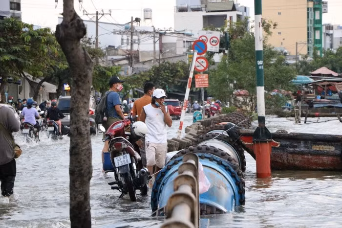 Người dân câu cá thư giãn tại đoạn nước ngập lênh láng.