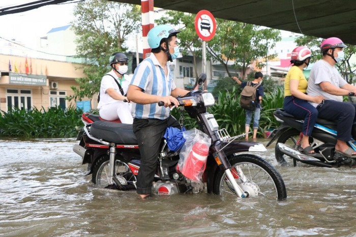 Đến 18h cùng ngày, nước trên đường Trần Xuân Soạn vẫn chưa rút, người dân vẫn gặp nhiều khó khăn khi di chuyển.