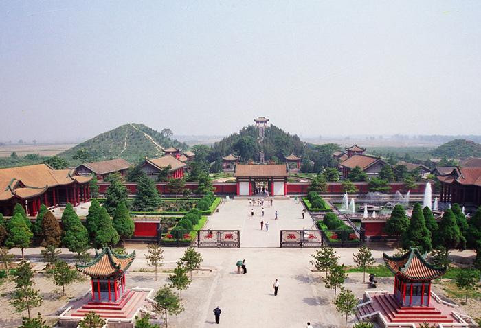 Mậu Lăng của Hán Vũ Đế có kiến trúc bề thế với chiều cao 46,5m và trải dài trên phạm vi rộng 60.000 m2. Theo ước tính, hàng chục ngàn công nhân thi công lăng mộ trong suốt nửa thế kỷ. Do đây là một công trình quan trọng được Hán Vũ Đế đặc biệt chú trọng nên hàng trăm quan chức phụ trách giám sát công trình sinh sống ở khu vực gần đó để thuận tiện cho công việc.