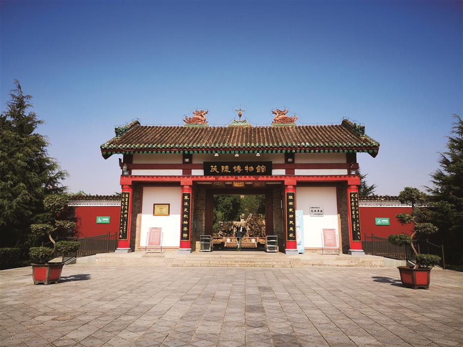 Một giai thoại kể rằng, Hán Vũ Đế lựa chọn địa điểm trên để xây dựng lăng mộ là vì nhìn thấy một sinh vật giống rồng trong một lần đi săn. Cho rằng đó là điềm lành nên nhà vua quyết định chọn vùng đất xuất hiện sinh vật bí ẩn để xây lăng mộ.