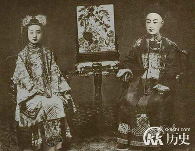 Hoàng đế Quang Tự dặn dò em trai rằng đây là lời trăn trối cuối cùng nên nhất thiết phải được thực hiện. Sau khi nhận được mẩu giấy từ anh trai, Ái Tân Giác La Tái Phong nhanh chóng cất kỹ vào người mà không xem ngay. Kế đến, ông vĩnh biệt hoàng đế Quang Tự để ông an tâm sang thế giới bên kia.