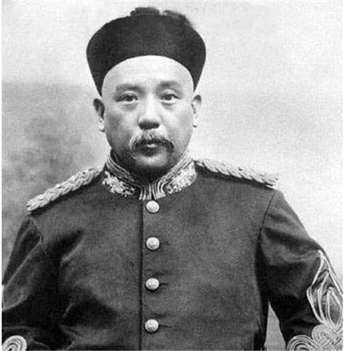 Nguyên do là bởi Phổ Nghi mới lên ngôi, căn cơ chưa vững và không có lý do gì để giết Viên Thế Khải. Sau khi Ái Tân Giác La Tái Phong bàn bạc với Khánh Thân vương Dịch Khuông, họ nghĩ ra cách miễn nhiệm chức vụ của Viên Thế Khải. Do bị tước mất chức quyền nên sau này Viên Thế Khải cùng bè phái thực hiện lật đổ vương triều nhà Thanh.