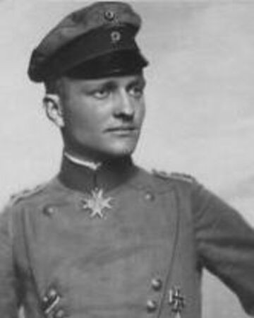 Khi Thế chiến 1 nổ ra, Richthofen chiến đấu cho Đức. Ông làm nhiệm vụ ở Mặt trận phía Đông và phía Tây. Trong giai đoạn đầu của cuộc chiến, ông lập được nhiều công lao và được trao thưởng huân chương Chữ thập Sắt.