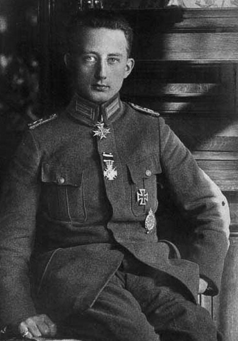 Ngày 17/9/1916, phi công Richthofen lần đầu tiên dùng súng máy bắn rơi một máy bay của Anh tại không phận Pháp. Đến đầu năm 1917, ông đã bắn rơi 16 máy bay địch và là một trong những phi công xuất sắc nhất.