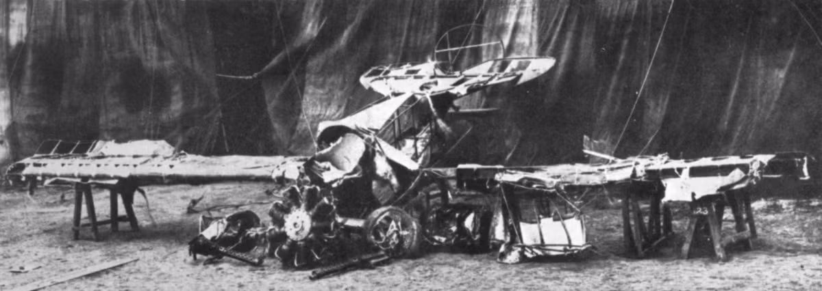 Tuy nhiên, "Nam tước Đỏ" Richthofen tử trận trong một cuộc không chiến vào tháng 4/1918. Máy bay của ông bị lực lượng Anh và Canada bắn hạ. Vào thời điểm tử vong, phi công nổi tiếng của Đức mới 25 tuổi.