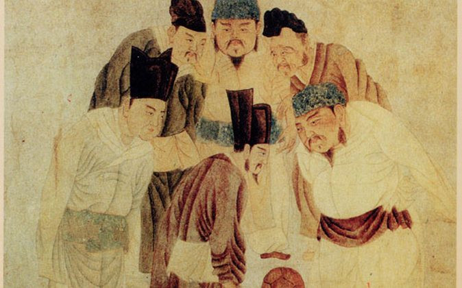 Dưới thời phong kiến, những vùng lãnh thổ xa xôi hẻo lánh, ít dân cư hiếm khi được triều đình coi trọng. Do đó, quan lại cấp cao trong triều gần như không mấy khi đến kiểm tra, thị sát tình hình.