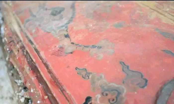 Vì vậy, chủ nhà nhanh chóng thông báo cho giới chức trách để làm rõ sự việc. Nhận được tin báo, một nhóm khảo cổ cùng lực lượng chức năng tới nơi để điều tra tỉ mỉ về cỗ quan tài cổ mới được tìm thấy.