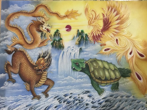 Theo các chuyên gia, quan tài có màu đỏ hiếm gặp. Mặt trên của quan tài có khắc hình tứ linh (Long - Lân - Quy - Phụng) vô cùng tinh xảo.