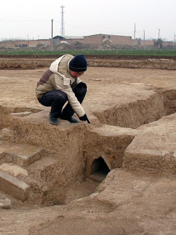 Thế nhưng, huyết ngọc chỉ dành cho người chết. Sau khi qua đời, gia đình sẽ đặt một miếng ngọc trong miệng người chết. Sau một thời gian, miếng ngọc sẽ chuyển sang màu đỏ như máu.