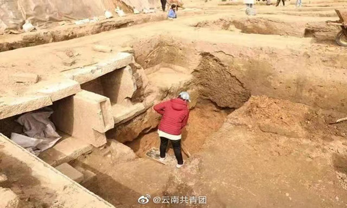 Vào thời phong kiến, những người thuộc tầng lớp giàu có, quan lại, quý tộc và hoàng tộc thường mang một miếng ngọc bội bên người để có thể bình an, gặp nhiều may mắn và xua đuổi ma quỷ.