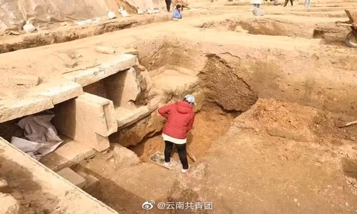 Vào thời phong kiến, những người thuộc tầng lớp giàu có, quan lại, quý tộc và hoàng tộc thường mang một miếng ngọc bội bên người để có thể bình an, gặp nhiều may mắn và xua đuổi ma quỷ.