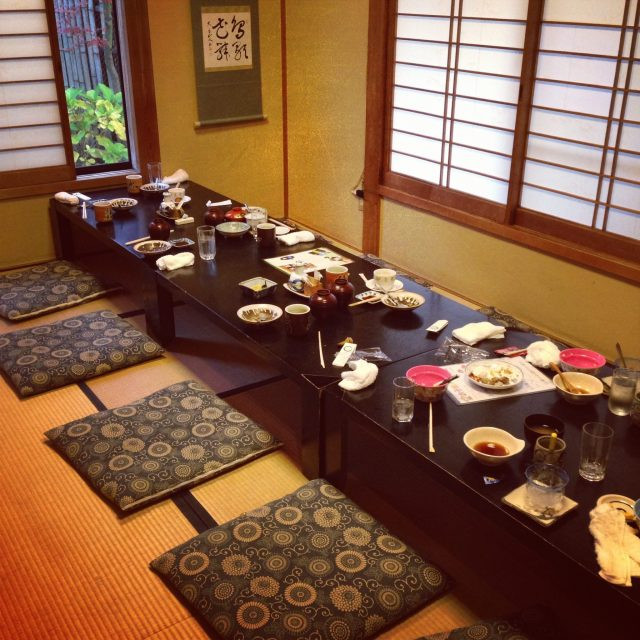 Một lý do khác khiến nhiều người Nhật Bản thích ngồi bệt trên sàn khi dùng bữa đó là thói quen này giúp cải thiện sức khỏe ở phần xương khớp.