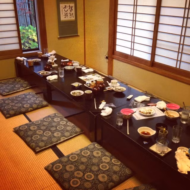 Một lý do khác khiến nhiều người Nhật Bản thích ngồi bệt trên sàn khi dùng bữa đó là thói quen này giúp cải thiện sức khỏe ở phần xương khớp.