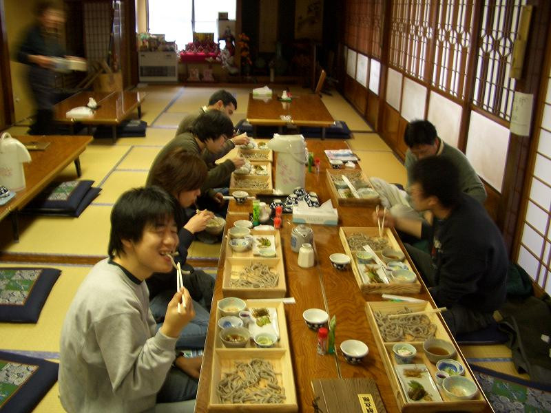 Khi ngồi trên sàn nhà, sống lưng sẽ thẳng giúp mọi người cảm thấy thoải mái, dễ chịu hơn. Điều này sẽ giảm tình trạng đau lưng do ngồi ghế.