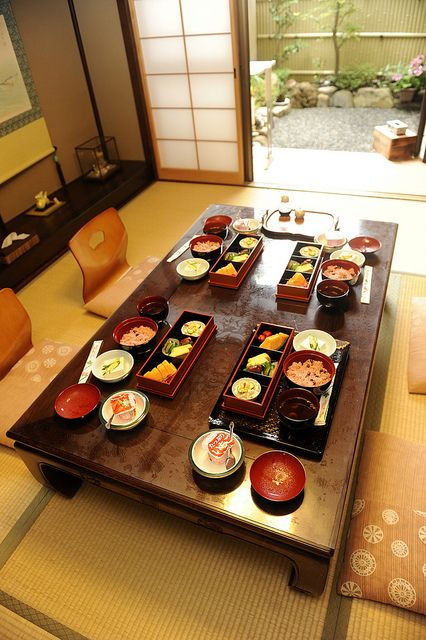 Một ưu điểm khi ngồi dùng bữa trên sàn nhà là giúp kéo dài tuổi thọ. Theo quan niệm của người Nhật Bản, thói quen trên được áp dụng liên tục trong thời gian dài sẽ giúp sống thọ hơn.