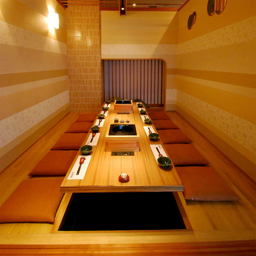 Khi ngồi trên ghế trong một thời gian dài sẽ khiến hông của bạn bị cứng. Trái lại, khi ngồi trên sàn, hông và mắt cá chân được duỗi ra giúp các khớp linh hoạt hơn. Tư thế ngồi ăn trên sàn nhà sẽ tạo điều kiện cho các cơ hoạt động ngay cả khi đang thư giãn.