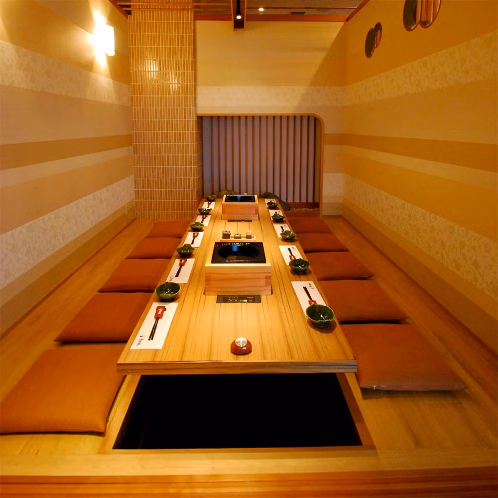 Khi ngồi trên ghế trong một thời gian dài sẽ khiến hông của bạn bị cứng. Trái lại, khi ngồi trên sàn, hông và mắt cá chân được duỗi ra giúp các khớp linh hoạt hơn. Tư thế ngồi ăn trên sàn nhà sẽ tạo điều kiện cho các cơ hoạt động ngay cả khi đang thư giãn.